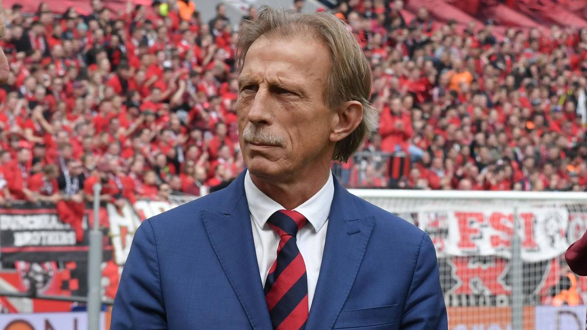 Kehrt Christoph Daum auf die Trainerbank zurück? Kehrt Christoph Daum auf die Trainerbank zurück?