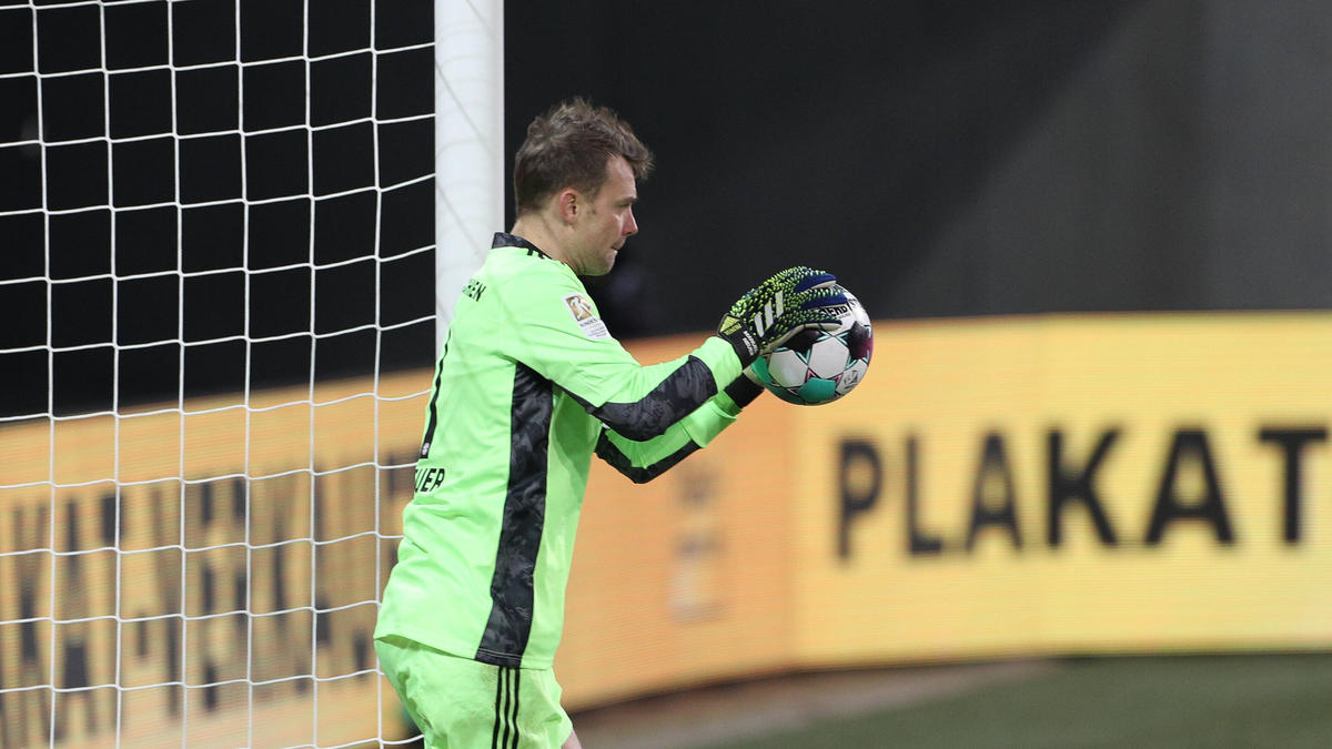 Manuel Neuer kassierte mit etwas Glück kein Gegentor gegen den FC Augsburg Manuel Neuer kassierte mit etwas Glück kein Gegentor gegen den FC Augsburg
