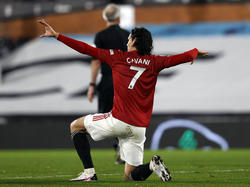 Cavani hace su celebración típica tras anotar.