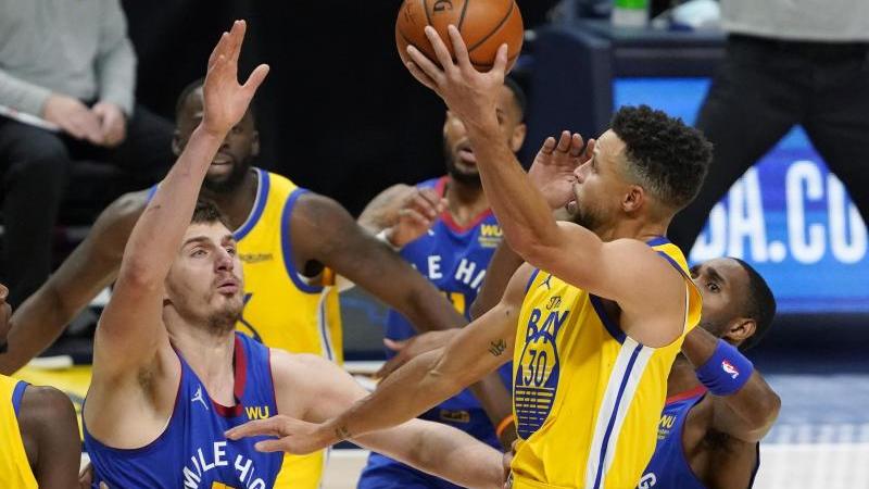 Auch Stephen Curry (r.) konnte nichts am Sieg der Nuggets ändern Auch Stephen Curry (r.) konnte nichts am Sieg der Nuggets ändern