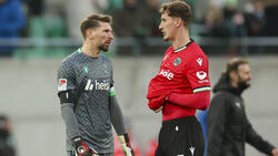 Phil Neumann (r.) verlässt Hannover 96 in Richtung England - aber wann?