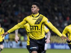 Luis Pedro kan al na drie minuten juichen tijdens NAC Breda - FC Eindhoven. De verdediger van de thuisploeg reageert als eerste in de rebound en schiet de 1-0 binnen. (18-01-2016)
