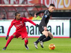 Bart Ramselaar (r.) vecht een duel uit met Jerson Cabral tijdens de wedstrijd van FC Utrecht bij FC Twente. (31-01-2016)