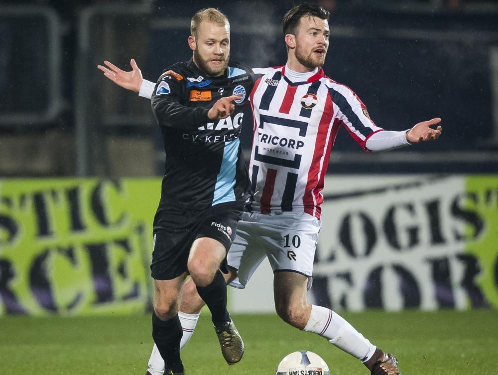 Erik Falkenburg (r.) stopt gewoon met voetballen omdat hij een vrije trap verwacht. Nathaniël Will weet van niets en voetbalt door. (13-02-2016)