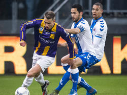 Tommy Bekooy (l.) probeert weg te draaien bij Mark van der Maarel (m.) en Ramon Leeuwin (r.) tijdens de bekerwedstrijd FC Utrecht - VVSB. (02-03-2016)