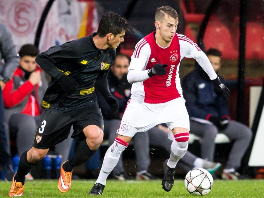Vaclav Černý snelt namens Ajax A1 langs Juan Miquel Carrion van Sevilla. De Spanjaarden zijn op bezoek op De Toekomst voor de play-offs van de UEFA Youth League. (09-02-2016)