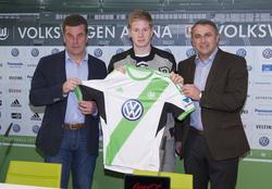 Der Winterneuzugang Kevin de Bruyne (m.) wird auf der Pressekonferenz mit Wolfsburgs Trainer Dieter Hecking (l.) und Klaus Allofs (r.) offziell vorgestellt. (19.01.2014)