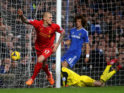 Martin Škrtel (l.) viert zijn treffer tijdens Chelsea - Liverpool. (29-12-2013)