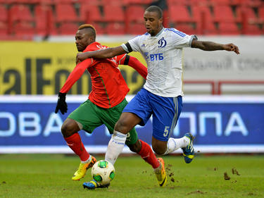 Douglas (r.) duelleert met Dame N'Doye (l.) tijdens Lokomotiv Moskou - Dinamo Moskou. (24-11-2013)