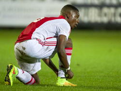 Riechedly Bazoer neemt tijdens Jong Ajax - Jong PSV even een pauze om zijn veters te strikken. (24-10-2014)