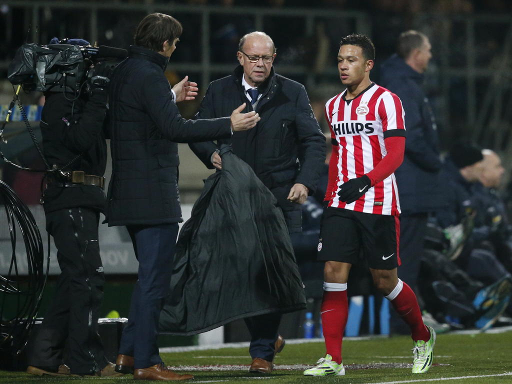 PSV-trainer Phillip Cocu (l.) wisselt sterspeler Memphis Depay (r.) tijdens FC Dordrecht - PSV Eindhoven. (06-12-2014)