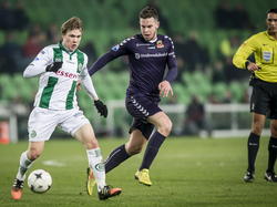Sander Duits (r.) probeert de bal af te pakken van de sterk spelende Simon Tibbling (l.) tijdens FC Groningen - Go Ahead Eagles. (31-01-2015)