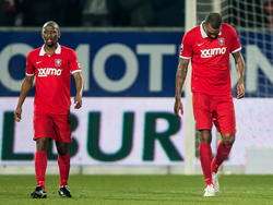 Teleurgesteld herpositioneren FC Twente-spelers Kamohelo Mokotjo (l.) en Orlando Engelaar (r.) zich na de 1-0 van Willem II. (06-03-2015)