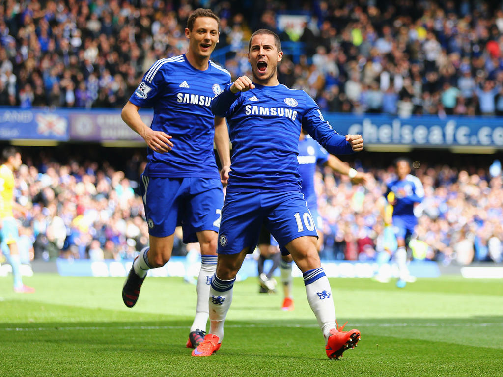 Eden Hazard trifft gegen Crystal Palace zum 1:0 und lässt sich von den Fans feiern