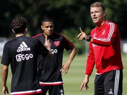 Jong Ajax-trainer Andries Ulderink (r.) voert een discussie met Abdelhak Nouri (l.) tijdens een training van Jong Ajax. (13-08-2015)