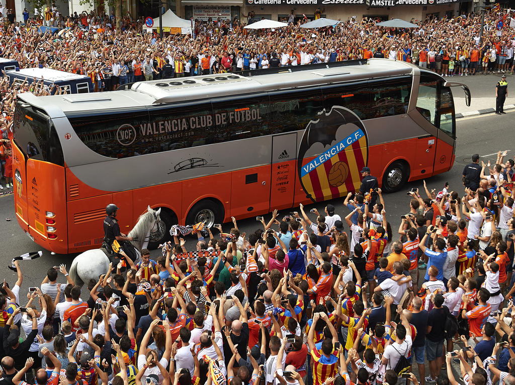 La afición del Valencia recibiendo a su equipo delante del Mestalla. (Foto: Getty)