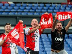 Fans van Feyenoord met een ludieke actie voor de thuiswedstrijd tegen Vitesse. Het trio houdt tassen van een bepaalde supermarkt boven het hoofd om steun te betuigen aan Dirk Kuyt. (23-08-2015)