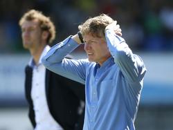 Excelsior-trainer Alfons Groenendijk kan zijn ogen niet geloven tijdens het competitieduel SC Cambuur - Excelsior (08-05-2016).