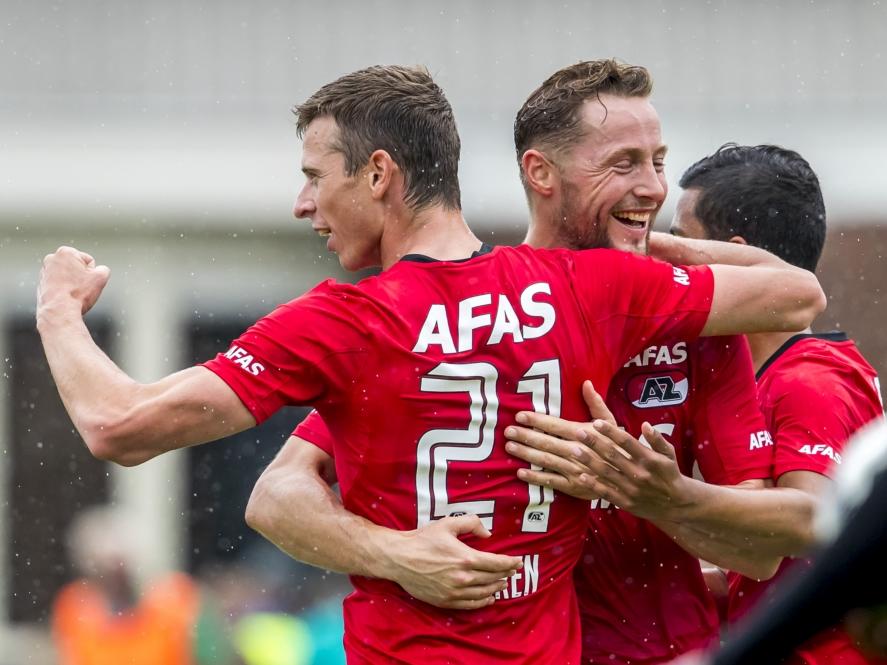 Rens van Eijden (r.) knuffelt Robert Mühren (l.) tijdens het oefenduel AZ Alkmaar - FC Volendam (09-07-2016).