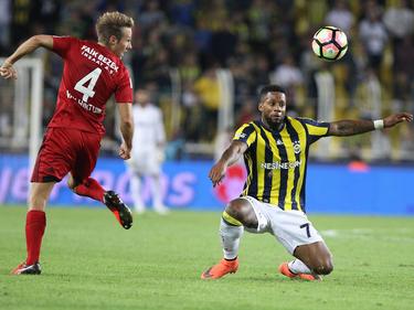 Jeremain Lens (r.) weet een lange bal ternauwernood te controleren, waardoor Bart van Hintum (l.) totaal uit positie is tijdens de competitiewedstrijd Fenerbahçe - Gaziantepspor. (25-09-2016)