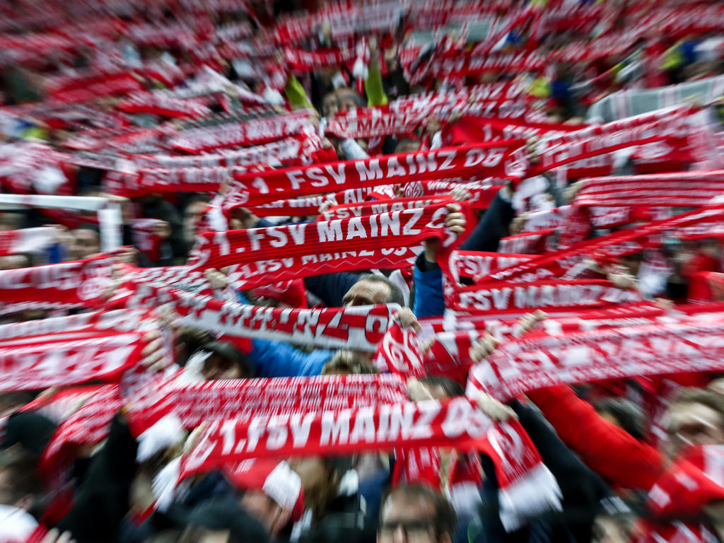 Die Fans des 1. FSV Mainz 05 protestieren gegen Montagsspiele