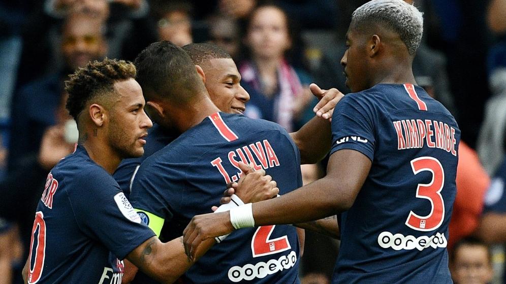 Los jugadores del PSG felicitan a Mbappé por su gol. (Foto: Imago)