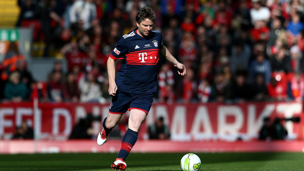 Michael Tarnat tritt für das Legenden-Team der Bayern noch gegen den  Ball