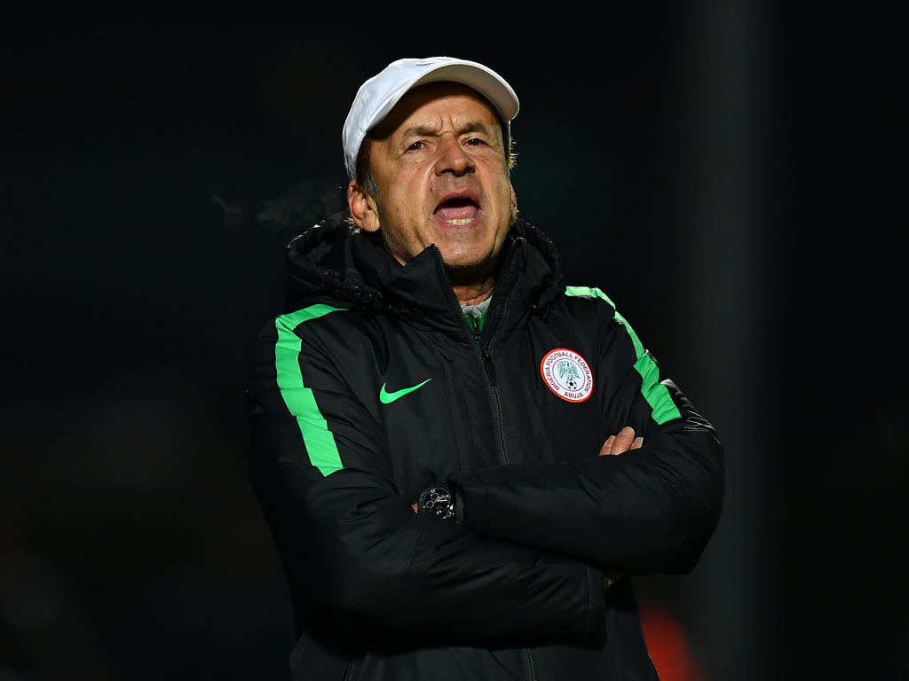 Rohr sitzt bei der WM für Nigeria auf der Trainerbank