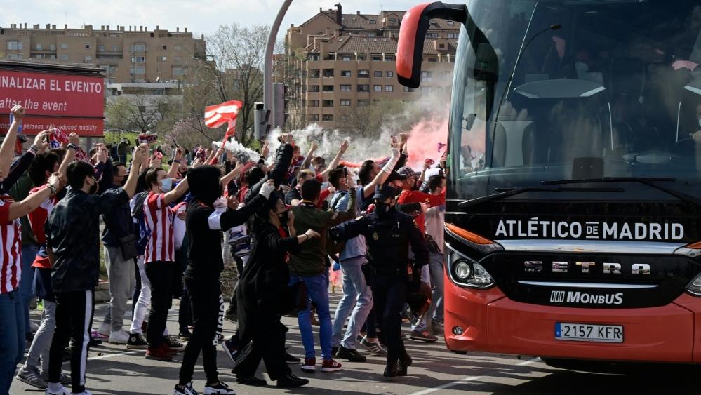Bus von Atlético Madrid mit Steinen beworfen