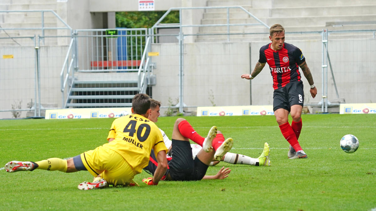 Philipp Dietz (r.) traf für Wehen Wiesbaden dreifach Philipp Dietz (r.) traf für Wehen Wiesbaden dreifach