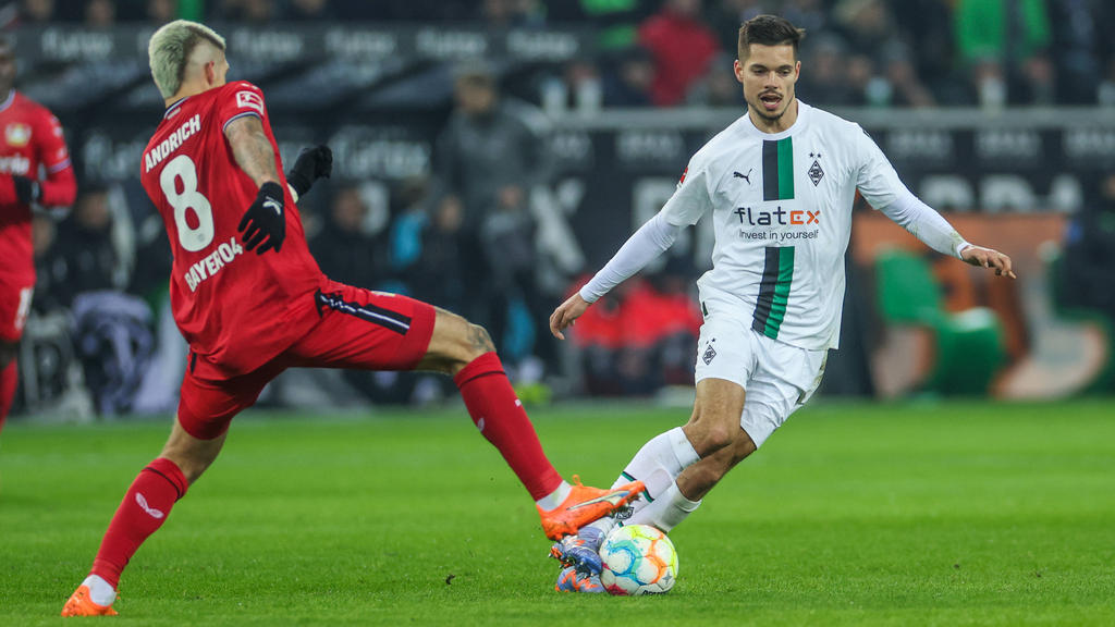 Borussia Mönchengladbach hofft, Julian Weigl (r.) an sich binden zu können