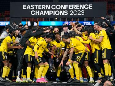 Die Spieler von Columbus Crew feiern nach dem MLS Eastern Conference Finale gegen den FC Cincinnati ihren Sieg