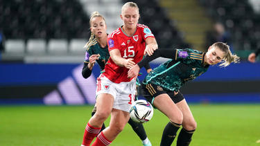 Die DFB-Frauen um Jule Brand (r.) spielten in Wales unentschieden
