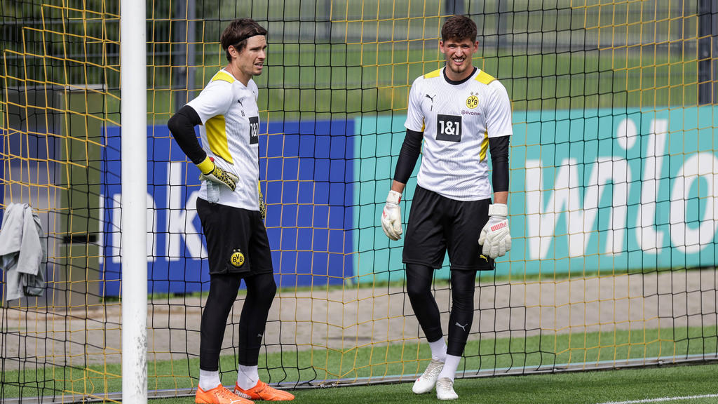 Gregor Kobel (r.) verdrängte Marwin Hitz im BVB-Tor Gregor Kobel (r.) verdrängte Marwin Hitz im BVB-Tor
