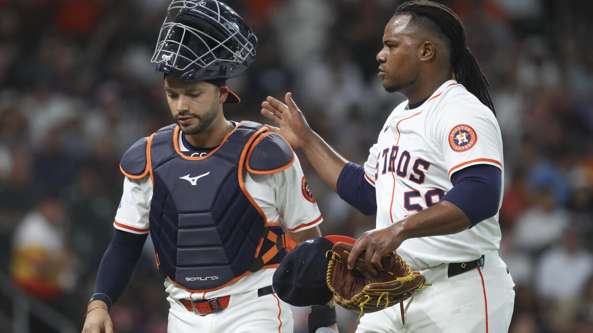 Framber Valdez (r.) entschuldigte sich noch auf dem Feld bei Catcher Cesar Salazar.