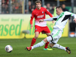 Wolfsburgs Angreifer Ivica Olic (r) traf zum 2:0 für den VfL