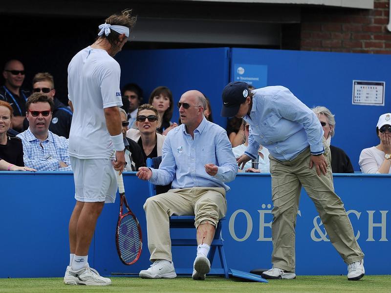David Nalbandian (l) hat den Linienrichter Andrew McDougall verletzt. Foto: Andy Rain David Nalbandian (l) hat den Linienrichter Andrew McDougall verletzt. Foto: Andy Rain
