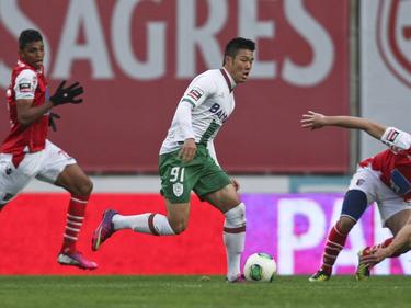 Hyun-Juk Suk speelde ooit bij Ajax en FC Groningen, maar maakt nu furore bij Vitória Setúbal. Hier rent de aanvaller twee verdedigers voorbij.