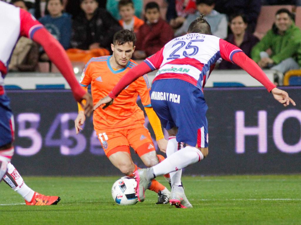 Pablo Piatti (cen.) marcó el tercer y último gol del Valencia en Granada. (Foto: Imago) Pablo Piatti (cen.) marcó el tercer y último gol del Valencia en Granada. (Foto: Imago)