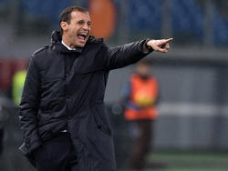 De trainer van Juventus geeft zijn ploeg tactische aanwijzingen in de kwartfinale van de Coppa Italia tegen Lazio Roma. (21-01-2015)