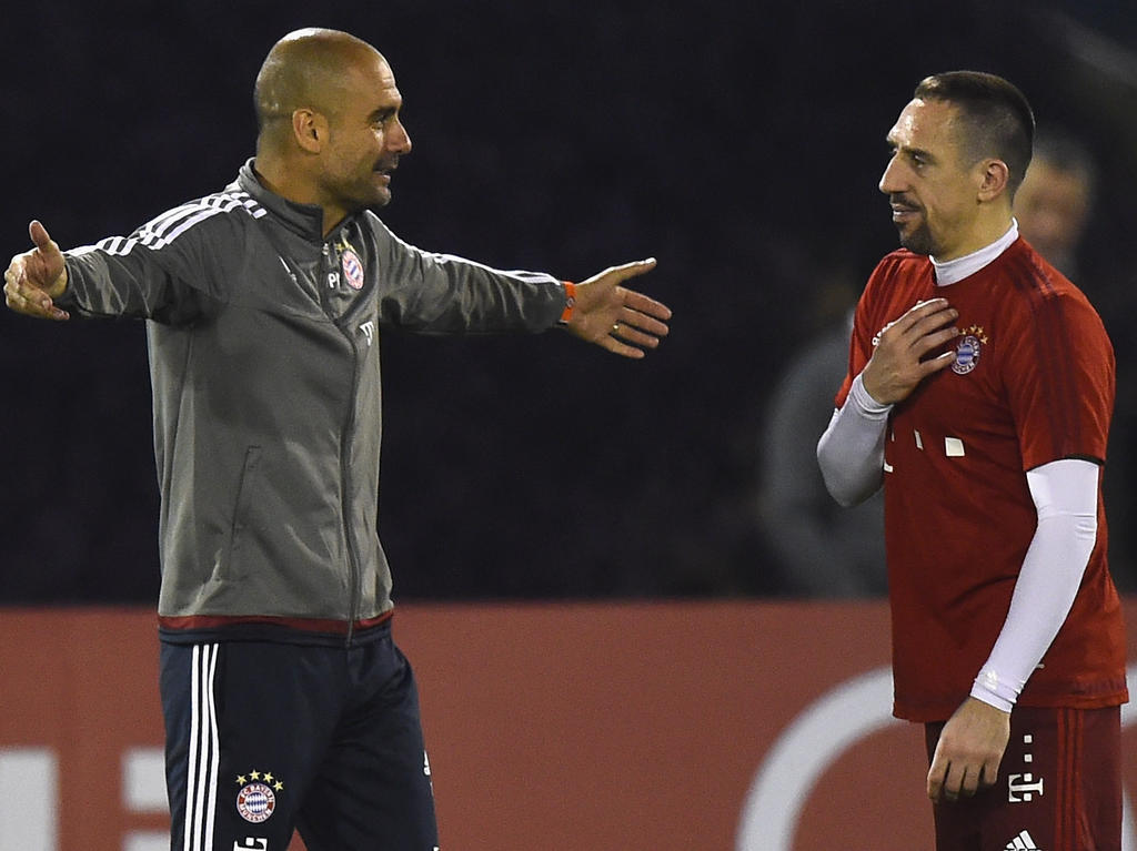 Franck Ribéry (r) ist beim FC Bayern München wieder ins Mannschaftstraining eingestiegen