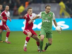 Joris Mathijsen (r.) in duel met Jens Toornstra (l.) tijdens FC Utrecht - Feyenoord. (19-01-2014)