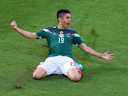 Doelpuntenmaker Oribe Peralta viert de 1-0 van Mexico in het WK-duel met Kameroen. (13-6-2014)