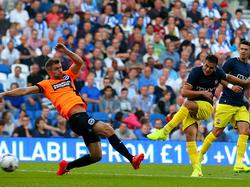 Dusan Tadic brengt Southampton op een 1-0 voorsprong in het oefenduel met Brigthon & Hove Albion (31-07-2014).