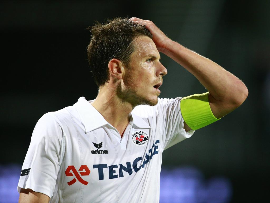 Aanvoerder Mark-Jan Fledderus ziet dat het wéér niet goed gaat met Heracles Almelo. Voor de vierde wedstrijd op rij gaat zijn nieuwe club onderuit in de Eredivisie. (30-08-2014)