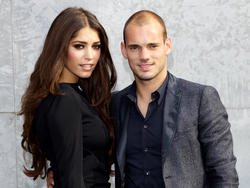 Yolanthe Sneijder-Cabau (l.) en Wesley Sneijder (r.) poseren voor de camera. Voetbal.com Spelersvrouw van de Maand.