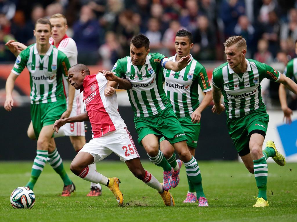 Thulani Serero wordt tijdens het competitieduel Ajax - PEC Zwolle dwars gezeten door vier Zwollenaren. (05-10-2014)