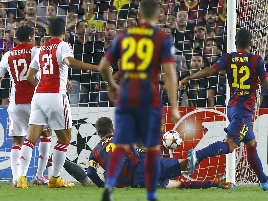 Anwar El Ghazi (#21) scoort de 2-1 tijdens het Champions League-duel FC Barcelona - Ajax. (21-10-2014)