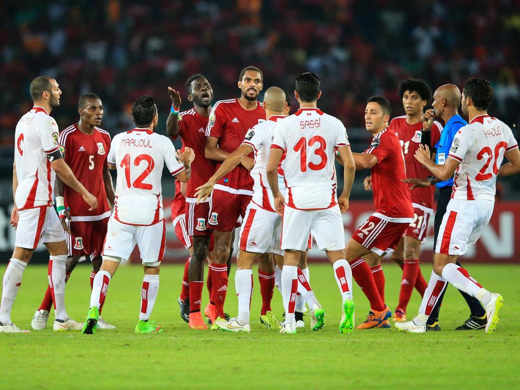Jugadores de Túnez y Guinea Ecuatorial discuten durante el encuentro de cuartos. (Foto: Imago)