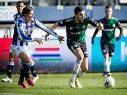 Mimoun Mahi (r.) schiet er tijdens sc Heerenveen - FC Groningen vandoor. Simon Thern moet de achtervolging inzetten. (22-02-2015)